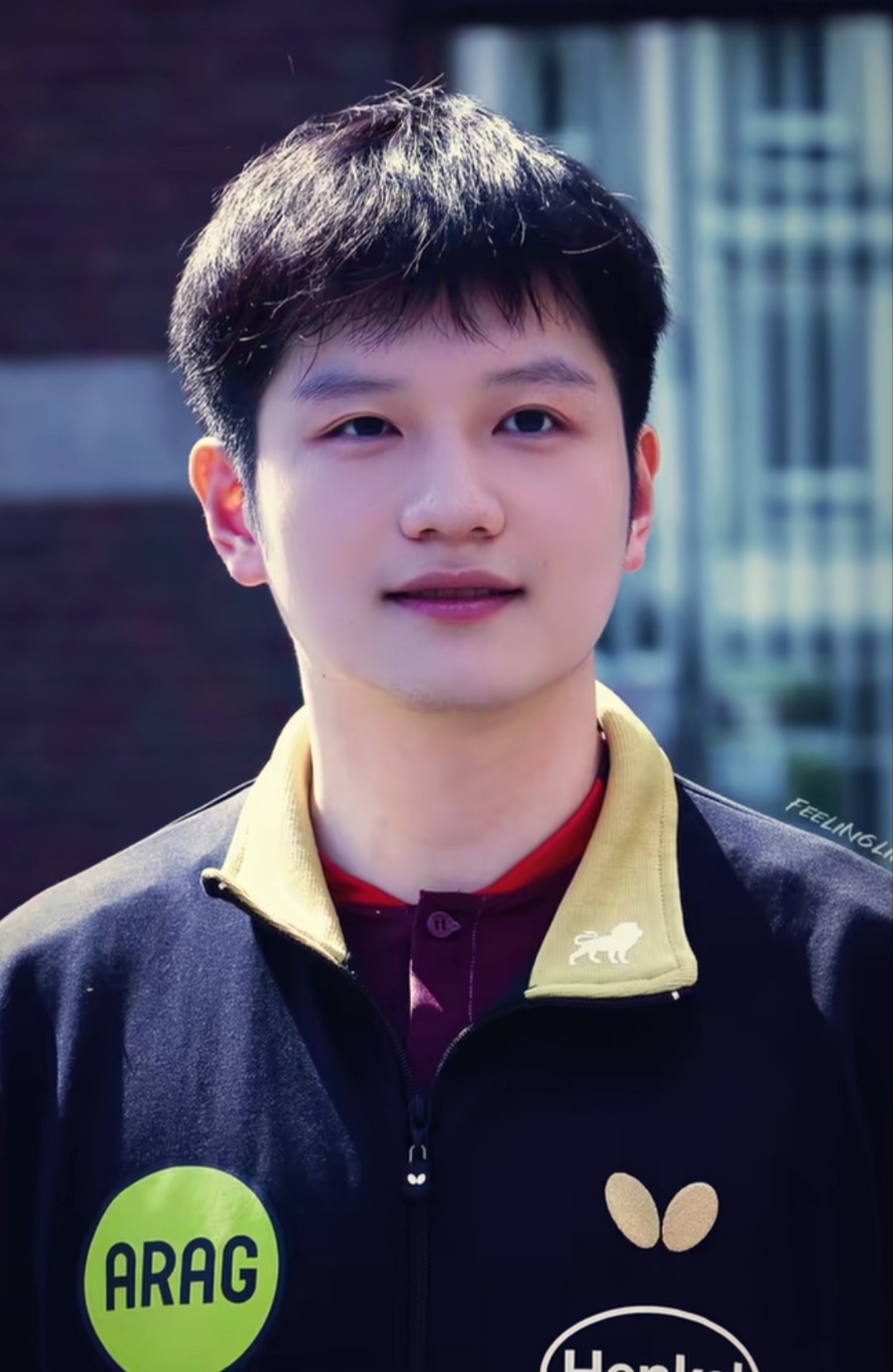 太给国人长脸了！
樊振东亮相杜塞尔多夫发布会，
直接登上城市金册
 
樊振东正式出席杜塞
2026‑2027赛季新赛季发布会，
场面含金量十足。
现场获杜塞官方高级礼遇，
在《城市金册》留下签名，
要知道这份荣誉只授予
对这座城市具备重大意义的人物。

明显看出东东瘦了不少，
换了新发型，整个人格外