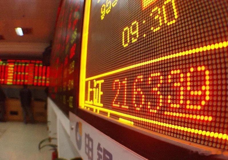 今日韩国股市休市，日本日经225指数高开0.70%，半导体设备、存储芯片、AI硬件科技股领涨；消费板块表现偏弱。
日本半导体存储芯片等科技股没有跟跌美股，出乎意料，且看盘中表现吧

美国10月加息概率升到75%，隔夜美科技股涨少跌多，美国大空头迈克尔·伯里最新发文做空存储芯片、半导体；市场空头气氛 ​
