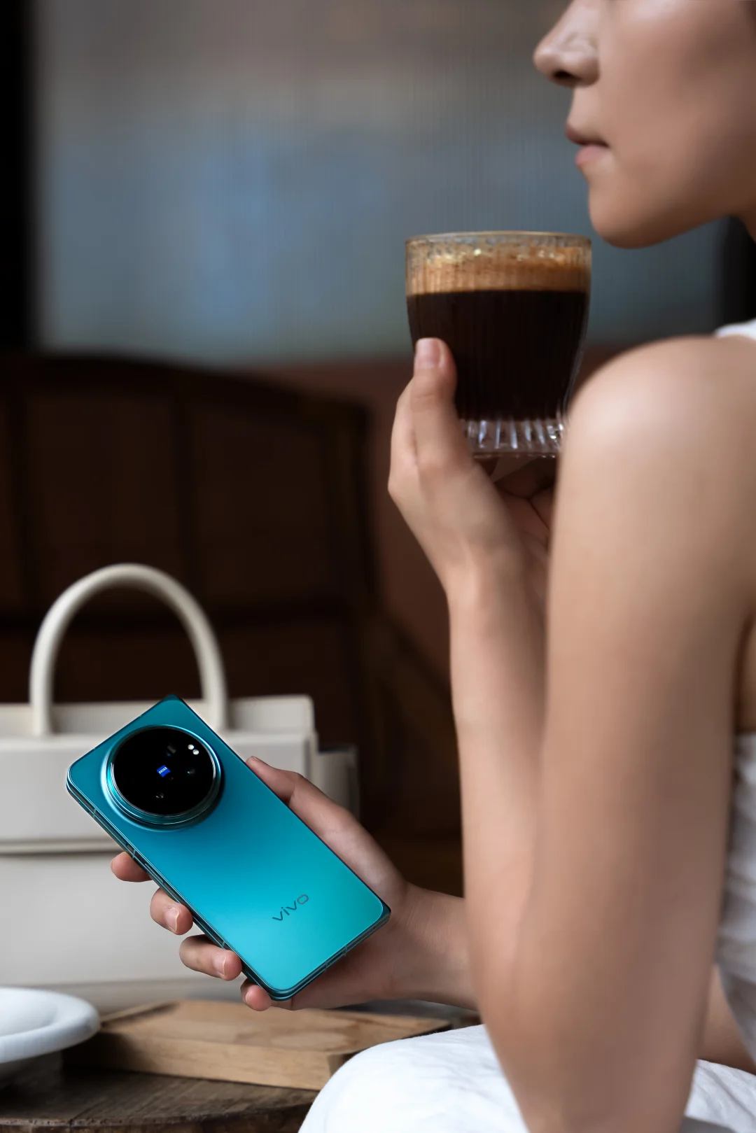 被vivo X Fold6「蓝洞」的高级感拿捏了