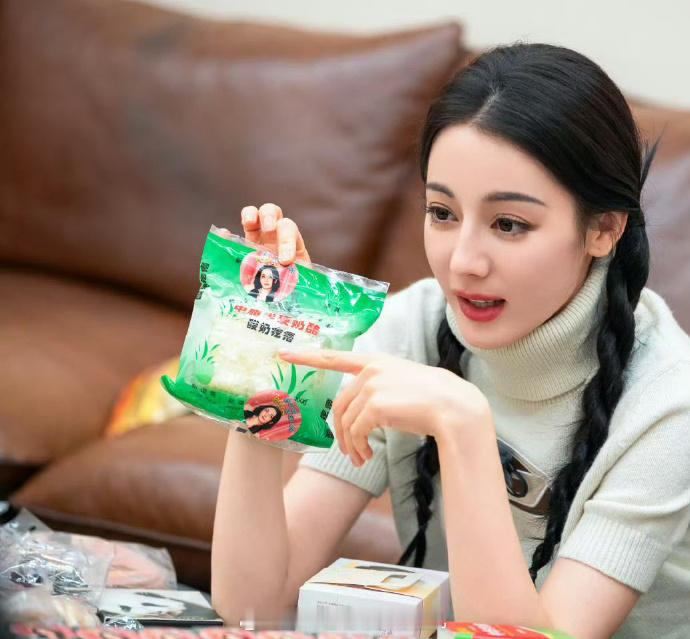 想知道迪丽热巴有没有给小妹妹雪野推荐酸奶疙瘩！[送花花][送花花]  ​​​