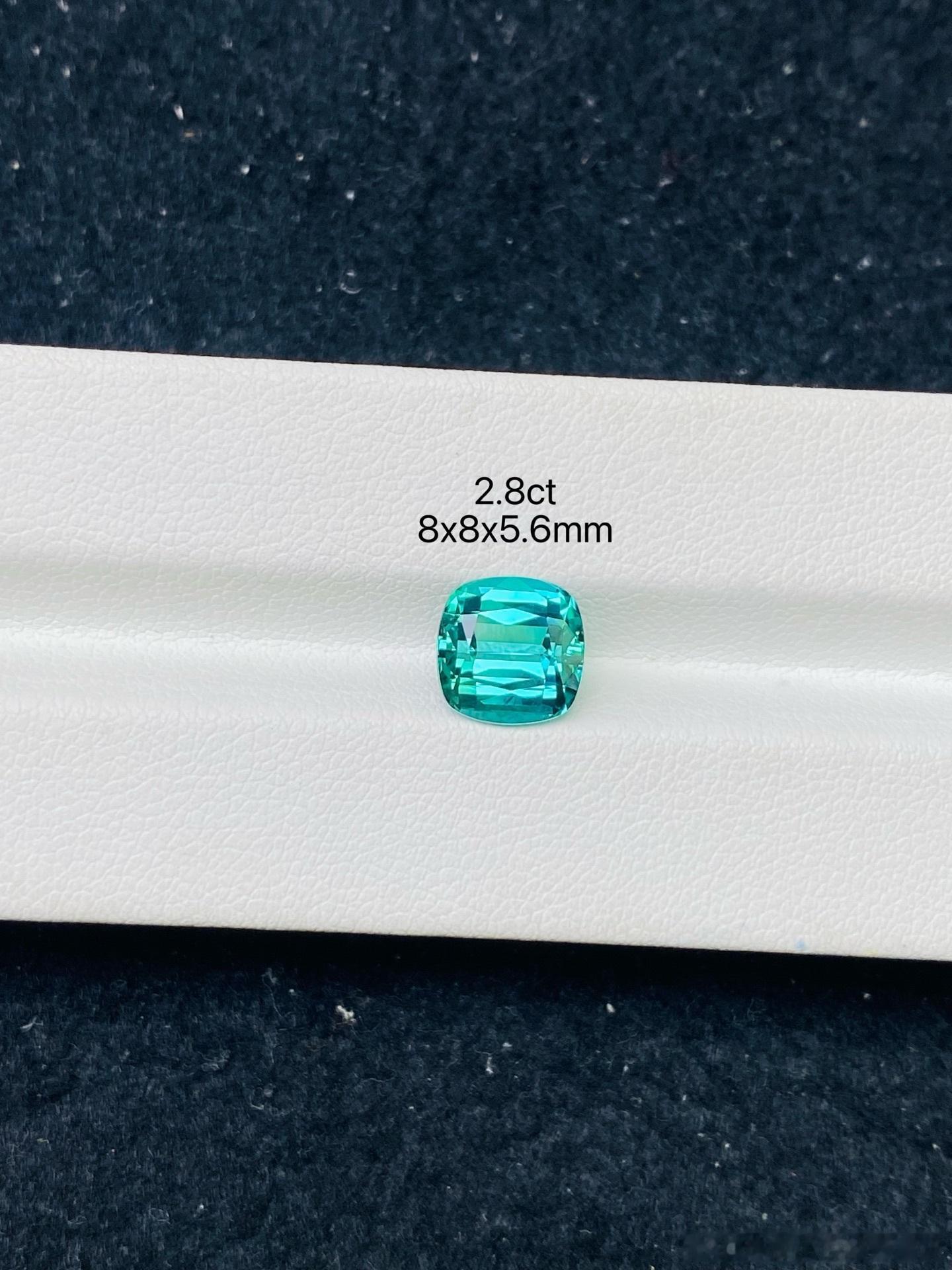 百科课堂 碧玺(Tourmaline)又称“碧硒”、“碧洗”、“碧霞玺”等，英文名称“Tourmaline”来源于古僧迦罗语 Turmali，是“混合宝石”之意。碧玺以颜色艳丽、色彩丰富、质地坚硬而获得了世人的厚爱。17 世纪，巴西向欧洲出口了长柱状深绿色碧玺，人们称之为“巴西祖母绿”。18 世纪人们发现碧玺具有祖母绿所没有的其他特殊物理性质，如吸引或排斥轻物质(灰尘、草屑)等的能力，于是荷兰人称之为“吸灰石”。中国对碧玺的认识和利用历史久远，但迄今仍未发现古代有关开采碧玺宝石的记载，一般认为此种宝石是从缅甸、斯里兰卡等国输入的。北京故宫博物院收藏了大量的碧玺饰物，如朝珠、鸡心、耳坠、各种盆景等。碧玺属复三方单锥晶类。晶体常呈柱状，常见晶形有三方柱 ，六方柱，三方单锥等，晶体两端晶面不同。柱面上纵纹发育，横断面呈球面三角形。集合体呈放射状、束状、棒状，亦呈致密块状或隐晶质块体。可作为很好的观赏石。质纯者无色，但更多呈现玫瑰红或粉红、红、绿、深绿、浅蓝、蓝、深蓝、蓝灰、紫、黄、绿黄、...