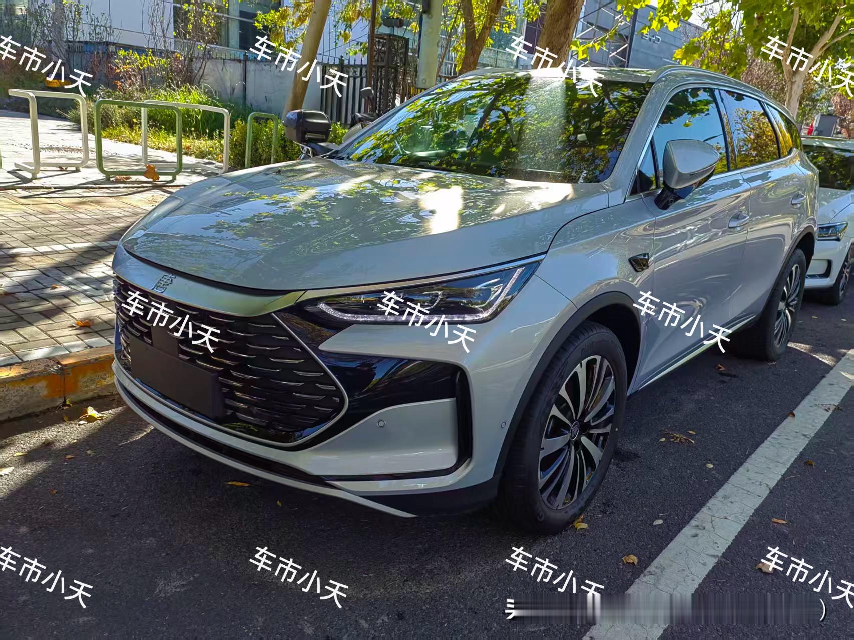 提车日记：比亚迪唐提车

今天给广东的小伙伴提了一辆比亚迪唐新能源，配置是2025款比亚迪唐，智驾版DM-i 175KM尊荣型，指导价18.98万。这辆车现金优惠32000，裸车价15.78万。这个价格已经包含厂家的超级置换，厂家的超级置换其实就是降价，有没有旧车都可以。这位小伙伴有个旧车，还可以再