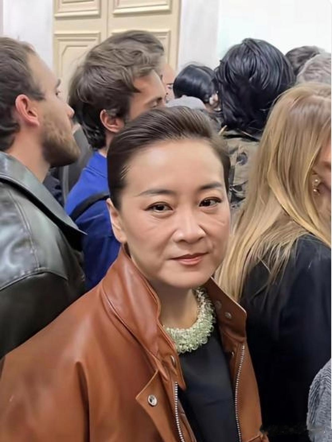 贾玲参加米兰时装周，整个人的气质完全不一样了。 ​