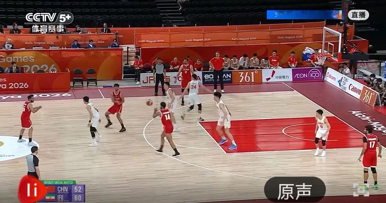 中国男篮70-79不敌伊朗男篮，无缘铜牌，彻底沦为亚洲二流球队。

铜牌战男篮依旧没有走出低迷，庞峥麟拿到22分，李红权拿到12分，其他球员都是个位数。

男篮再次在三大球中率先丢脸，开了一个不好的头。