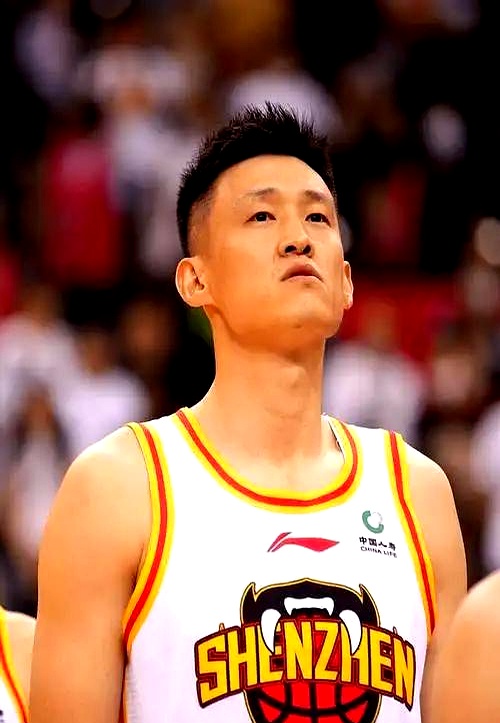 杨溢投篮不过关直接被边缘化，张皓嘉手感飘忽随时可能被替，广东男篮这份季前赛名单，直接把所谓的“青春风暴”撕得稀碎。
 

外援卢卡、萨姆纳，加上胡明轩、徐杰、崔永熙几个绝对主力，留给板凳席的坑位本来就少得可怜。
 

很多人想不通，亚科夫列维奇凭啥把宝贵名额分给大龄老将周鹏？
 

其实道理粗暴得很