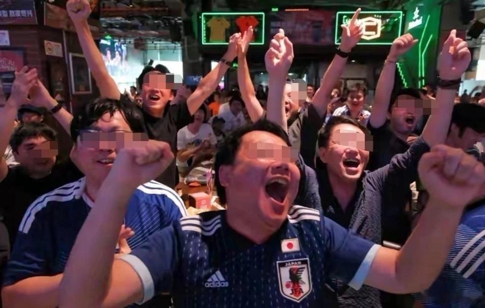 分享网易新闻《上海球迷穿日本队球衣庆祝！上海市足协：足球无国界 球迷有...