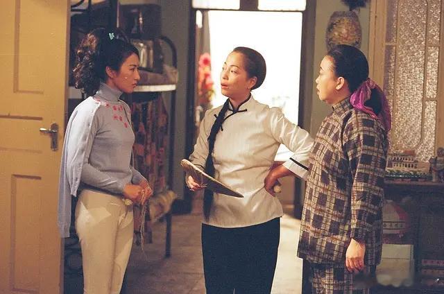#TVB[超话]##怀旧经典影视##经典港剧# 
全院满座    （2000）
主演：吴启华 / 关咏荷
👀全20集

故事发生在七十年代初的香港，阿英（关咏荷 饰）刚刚丢掉了工作，陷入了不知所措的恐慌之中。在好友阿淑（汤盈盈 饰）的介绍下，阿英来到了东升戏院成为了售票员，阿英工作认真又勤奋，很快就得到了老板 ​