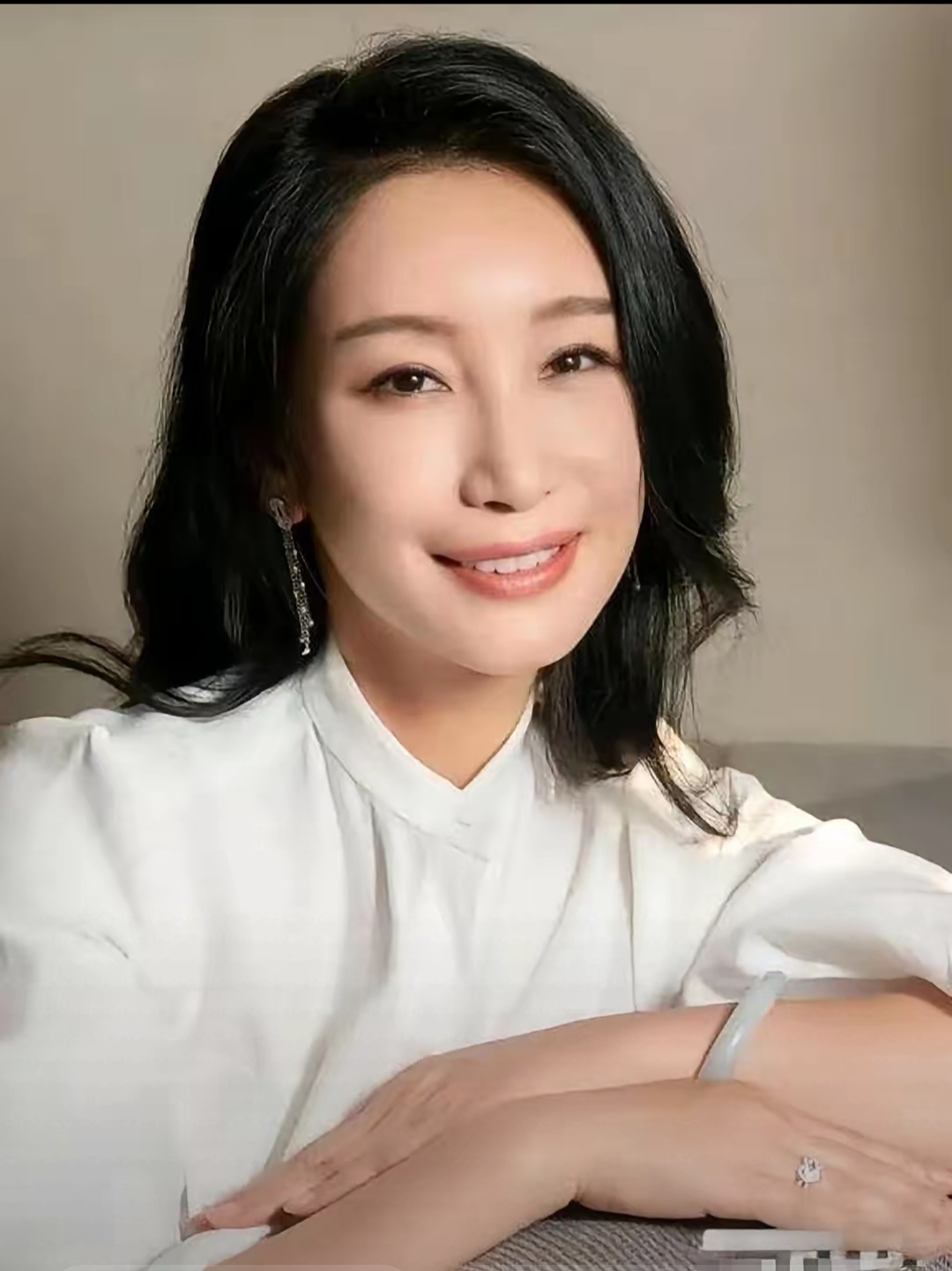 综艺里秦海璐玩笑打趣，说要给郭麒麟生个弟弟。
郭麒麟当场扑通下跪喊妈，瞬间化解尴尬、稳住全场，情商直接拉满。
 
没人知道，这份临场分寸，是十几年严苛家教磨出来的。
从小守规矩、懂谦卑，默默吃苦不张扬，早早懂事独立。
 
旁人只看见他综艺救场的机灵，殊不知这是刻在骨子里的修养。
不靠父亲光环，踏实拍