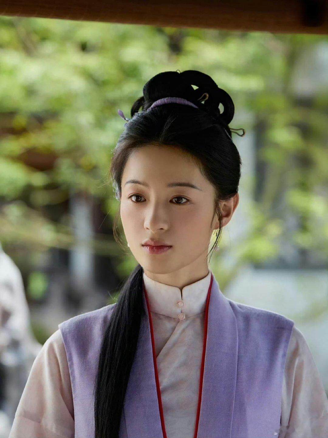 #李嘉鑫古装剧抛脸##李嘉鑫甘棠反差感#李嘉鑫在《兰香如故》饰演甘棠，古装扮相干净素雅，造型氛围感十足。塑造角色心思活络又果敢干练，人物辨识度很高。不同角色气质反差明显，妥妥的剧抛脸，演谁像谁，把甘棠聪慧坚韧的特质演绎得十分出彩 ​​​​