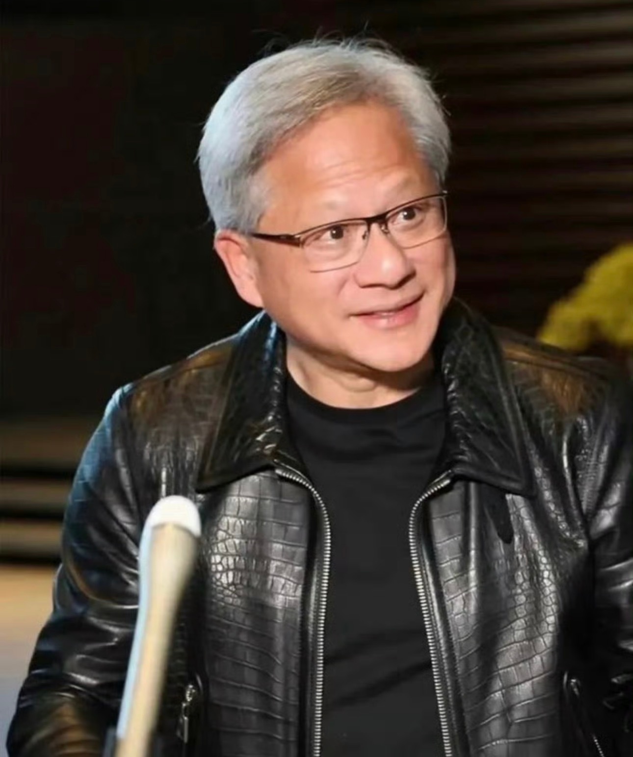 #老外合照半天才发现认错黄仁勋#谁能想到一场正经的科技展会，会诞生这么有戏剧性的一幕，看完现场片段反复回味，笑点特别足。
黄银勋穿着一身黑皮衣亮相外滩大会，整体形象高度贴近黄仁勋，路过的外籍游客没有多加辨认就上前合照，拍完之后才意识到闹了一场有趣的乌龙。他手里拿着打印显卡道具，在展 ​