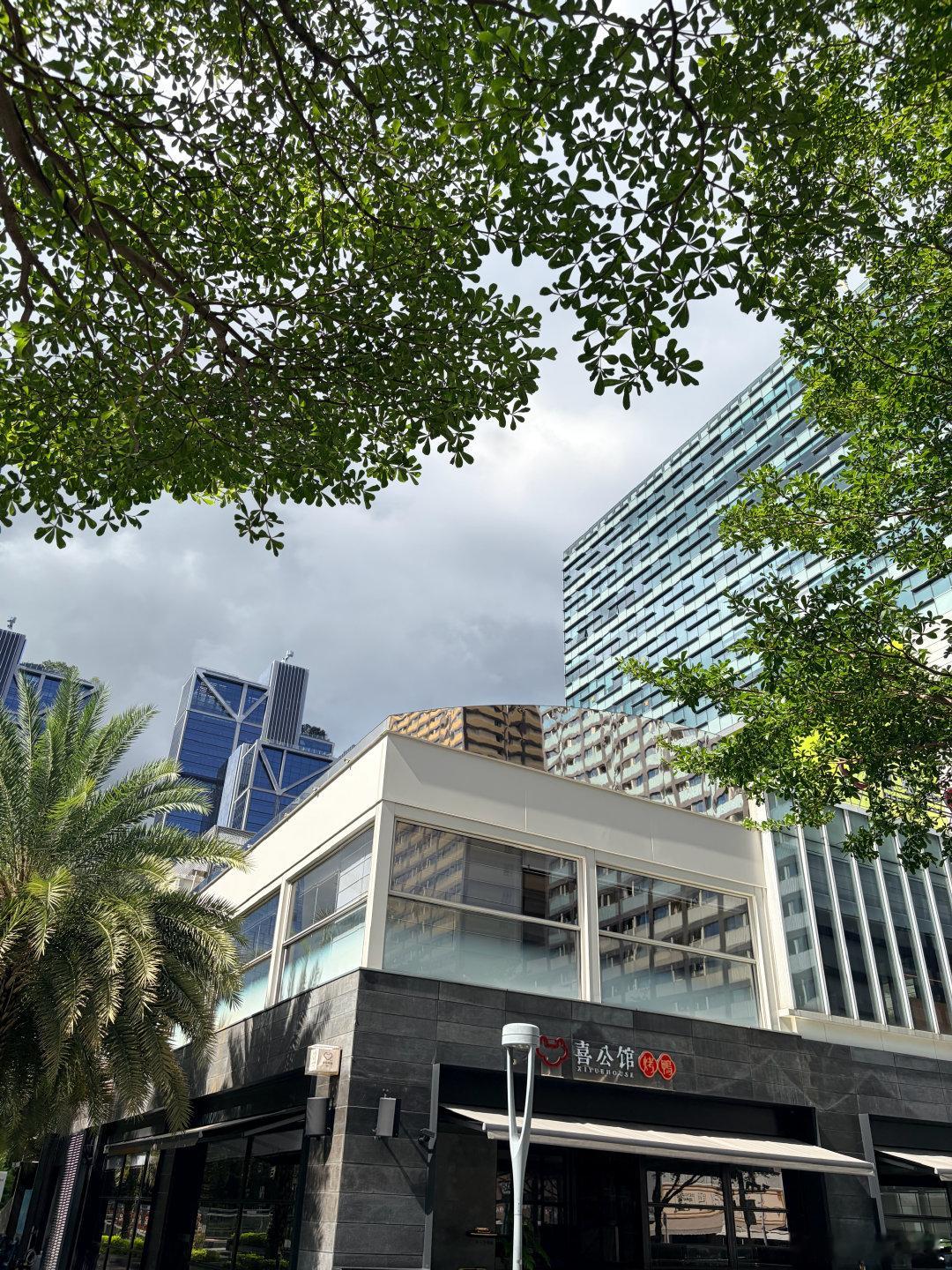 深圳在干啥，雨还没停就出大太阳，iPhone Air 一边淋雨一边过热降频，蒸桑拿是吧[哆啦A梦害怕] ​