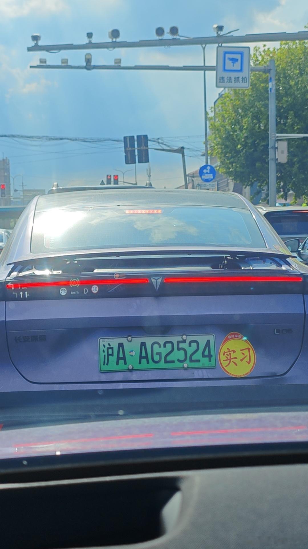 提深蓝L06半年，车友群真的帮我少踩好多坑
 
提深蓝L06到现在已经半年多了，说实话很多用车知识，光看说明书根本搞不明白，多亏了车友群里一帮老车主，教会我不少实打实的用车养车技巧。
 
刚提车那会，我对电车算是半懂不懂。平时怎么充电对电池更好，哪些保养项目没必要花钱做，还有各种配件选购要避 ​
