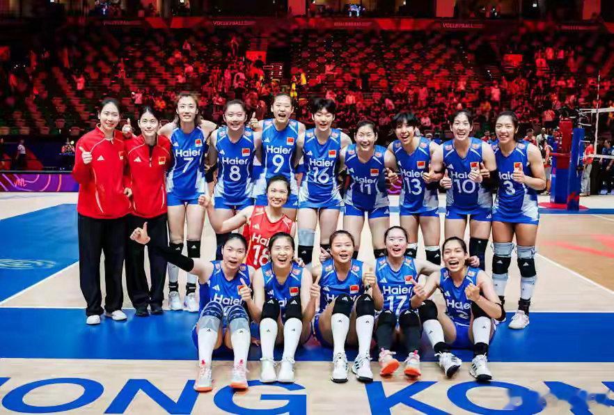 今日！CCTV5直播中国女排亚运会首秀，朱婷+李盈莹+王媛媛等缺席，龚翔宇领衔出战
北京时间9月16日（今日）中午12时，2026年爱知-名古屋亚运会女子排球小组赛首轮的一场对决拉开战幕，以卫冕冠军身份出战的中国女排国家队迎来首秀，对阵菲律宾女排。
四年前的杭州亚运会女排决赛中，中国女排3比0横扫小 ​