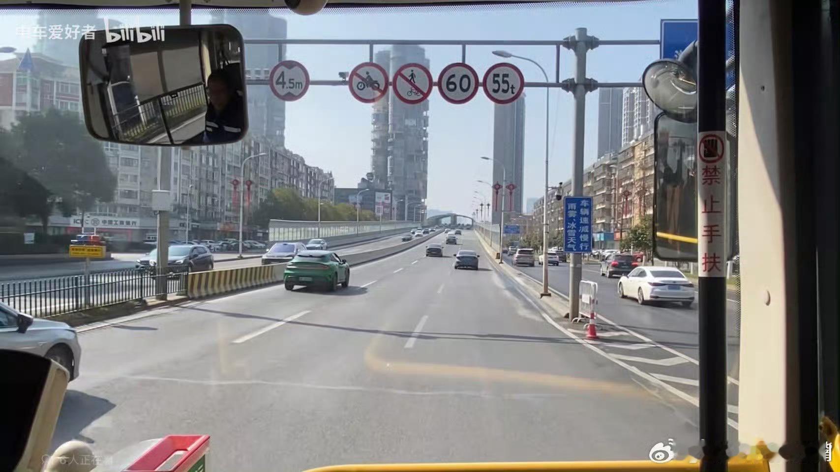图二是百度街景对路牌的记录

图三是网友在车上实拍的路牌

图四图五是我今天特意去事故地点拍的，路牌已经在出事后就换了，车辆行驶中由副驾拍摄，没有抓到路牌贴纸坑坑洼洼的特写，但是经过时肉眼可以明显看到这贴纸没贴好。

我旗帜鲜明的反对AI造谣，但处理造谣的事不能仅仅局限性对企业的负面造谣 ​
