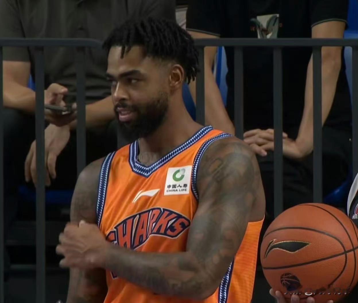 NBA巨星拉塞尔打CBA，真的降维打击。单单半场10分7助攻2抢断，他让辽宁整晚头疼。

先说进攻。

开场第一个回合，李虎翼篮板预判失误，拉塞尔篮下捡漏。你以为他只会吃饼？

上线持球，辽宁立刻包夹。换别的后卫，这球大概率失误。拉塞尔不慌，口袋停顿，等包夹到位的瞬间，一记击地，麦基空接暴扣。人到球