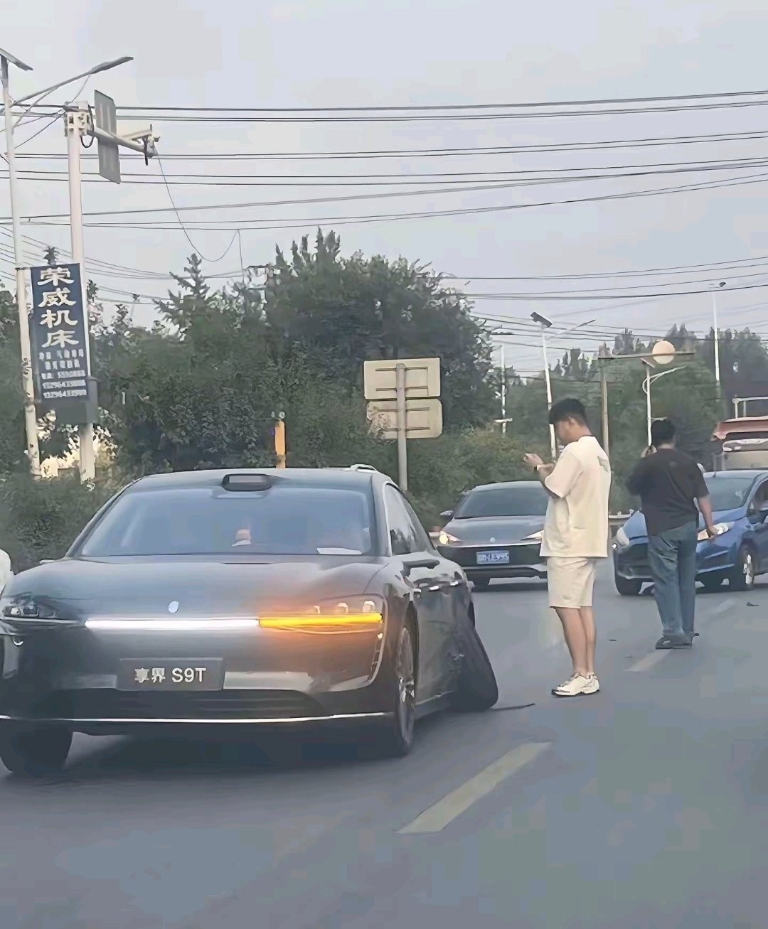#苹果发布会#无所谓啊哈哈哈！
多大个事啊！
一个企业发布产品很正常啊！干嘛冲到热搜第三名？
大惊小怪了！ ​