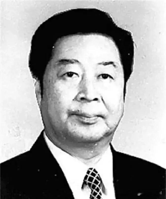 1990年，湖南省委副书记家中被盗，窃贼只带走了4000元现金和两条香烟，警方的调查结果让人难以置信！

年轻民警查完现场直摇头，说干了这么多年，头回见这么穷的领导。有细心的还发现，那四千块压根没存银行，就搁在信封里。几个警察蹲走廊上抽烟，谁也没再吭声。

更让人琢磨的是案发之后。第三天，郑培民照常