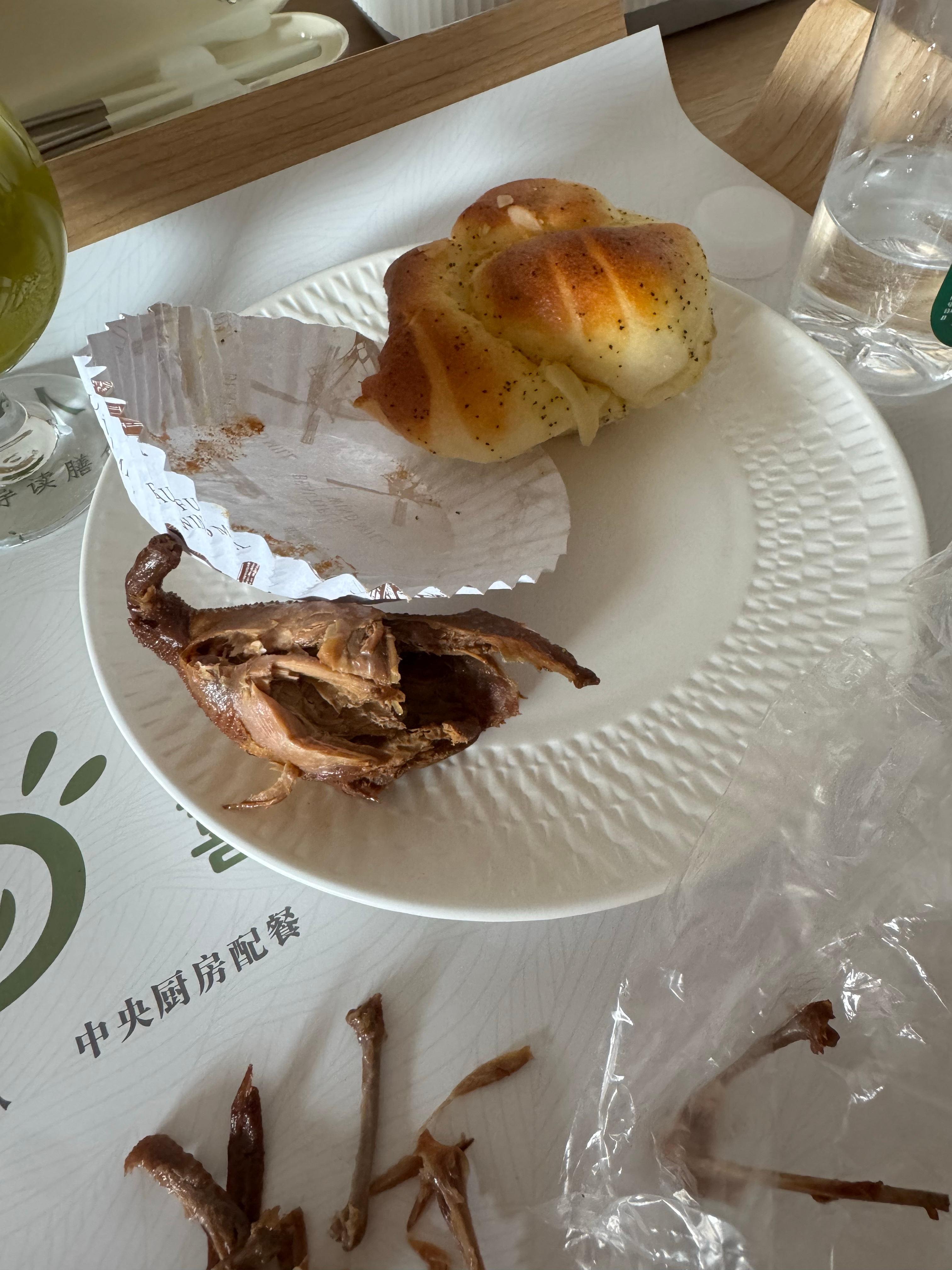 人生真的翻天覆地七点多醒了弄孩子八点多他睡了 我这么多年 早饭要么不吃 要么一杯咖啡一个沙拉 当然大部分时候我根本不起床饿的我往这一坐 从兜里掏出一只鹌鹑啃了起来（不是活的如果有 我还想啃个猪蹄子这就是我 曾经优雅的我 曾经自律的我was ​​​