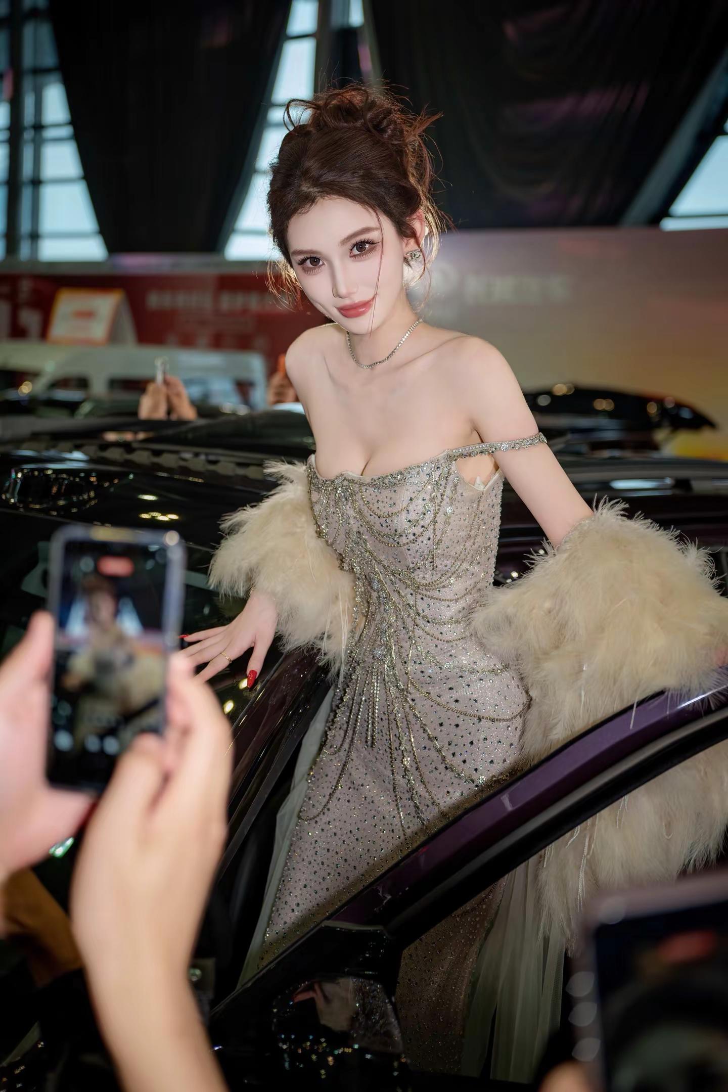 <p>车展现场 美女车模 模特 <!--{img:0}--><!--{...