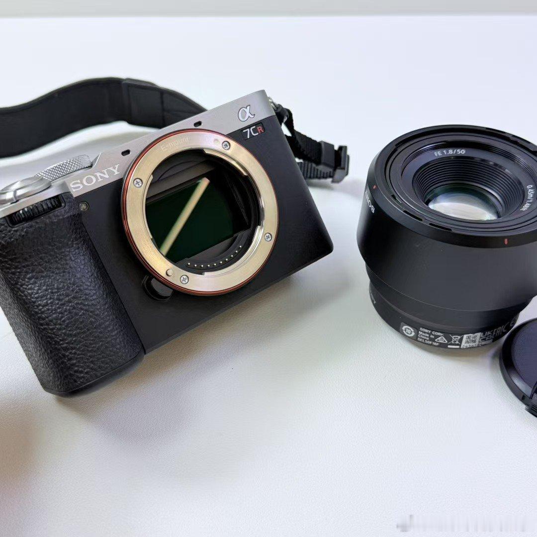 Sony/索尼  A7CR 全画幅微单数码照相机
专业二手99新 索尼A7CR 搭配 50F1.8全幅 大光圈定焦镜头  ​