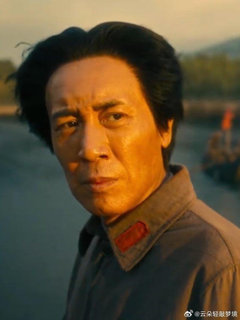 #伟大的长征# 国家一级演员、三座白玉兰得主、金鹰奖最佳男主角……于和伟老师的名字，在业内始终代表着“靠谱”二字。像《伟大的长征》这样的重大历史题材的创作，对演员的要求不只是功底，能被委以此任，是业内对一名演员专业能力和职业操守的认可。这样的认可，是从数十年每个角色里积累来的。 ​