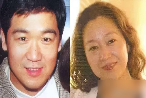 七旬张国立还在横店吊威亚，亲儿子张默在泰国抽着高希霸，开帕加尼。
这画面放一块，比任何剧本都讽刺。
三十多年前离婚，张国立签了协议，每月给前妻罗秀春打生活费，雷打不动。还有一个条款，再婚后不许再生。邓婕跟了他一辈子，没要孩子。
罗秀春把全部资源砸在张默身上，托举他进圈，结果两次吸毒，彻底自毁。