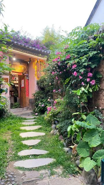 七绝·题隐禾小院<br />（平水韵七阳）<br />春风潇洒入花墙...