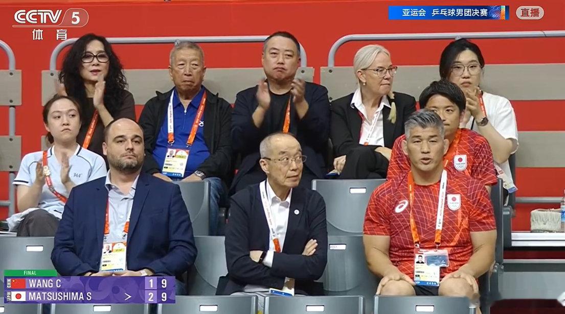 刘国梁出现在亚运会男团决赛看台，贺晓龙之流 还有什么话说？还继续造谣攻击刘国梁吗？#刘国梁现身亚运会男团决赛看台# ​​​