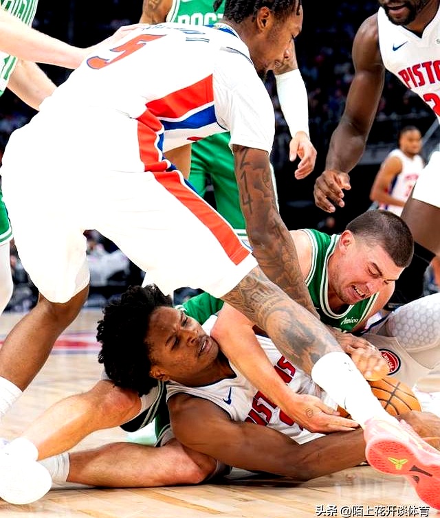 万众瞩目的NBA新赛季终于大幕拉开，揭幕战底特律活塞坐镇主场小凯撒竞技场，迎战东部豪强波士顿凯尔特人。
 

本场比赛凯尔特人靠着保罗乔治的超神发挥，一度手握22分的巨大领先优势，却硬生生没能顶住活塞的疯狂反扑，最终让对手以121-113完成惊天大逆转，苦吞开门黑。
 

谁能想到，手握20多分领先