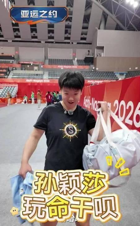世界第一王曼昱刚登顶6天就1比3输给前国乒老将朱雨玲，伤退两个月的孙颖莎复出独得两分轰11比1，赛后一句“玩命干”道出国乒被日本主场围堵的真实压力
9月20日，名古屋亚运会乒乓球女团小组赛首盘，王曼昱以9比11、9比11、11比7、11比13输给代表中国澳门出战的朱雨玲。四局里三局只差两分，国乒开局