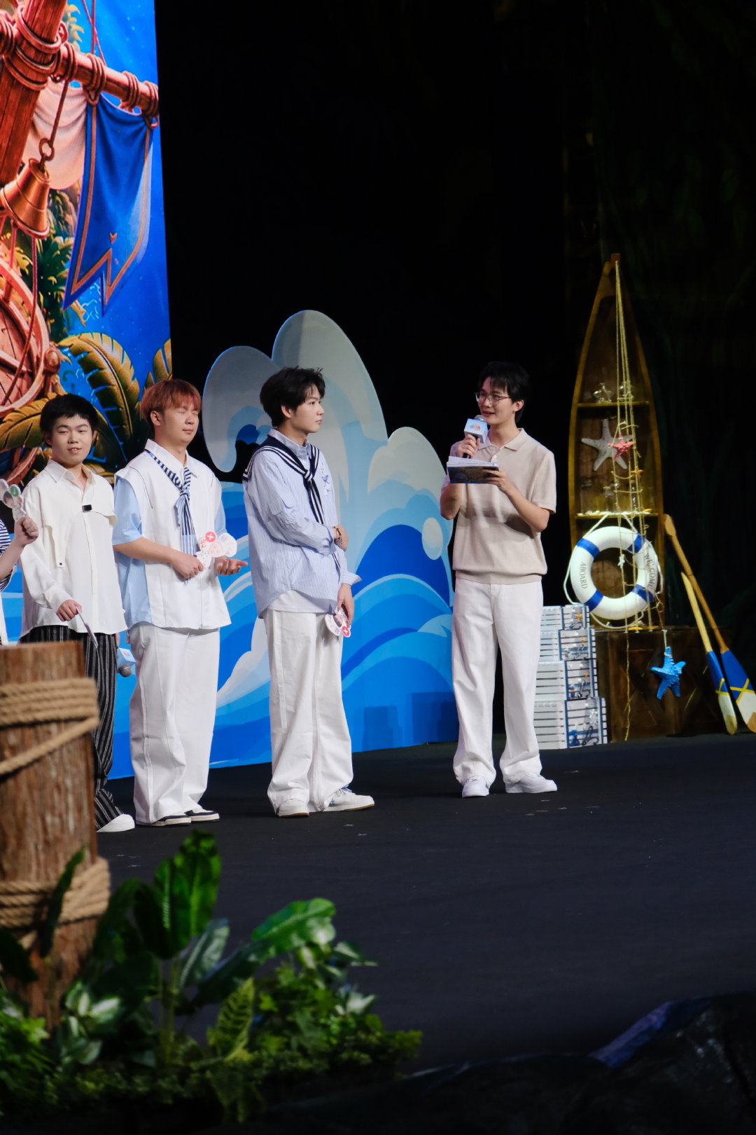 #LGDNBW奇妙日见面会#

跳出赛场，奔赴奇妙日，定格见面会的众多暖心瞬间。 ​