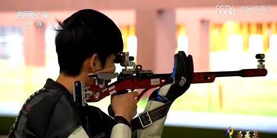 2026年爱知·名古屋亚运会将于北京时间明晚19:00正式开幕，中国射击队明确不会参加开幕式，最直接的原因就是开幕式地点距离队员住的酒店实在太远。
 

20日一早各项比赛就要全面开打，队伍直接决定把所有精力都压在赛前准备上。
 

说实话，这个决定做得极其清醒，甚至让人想拍手叫绝。
 

射击这项