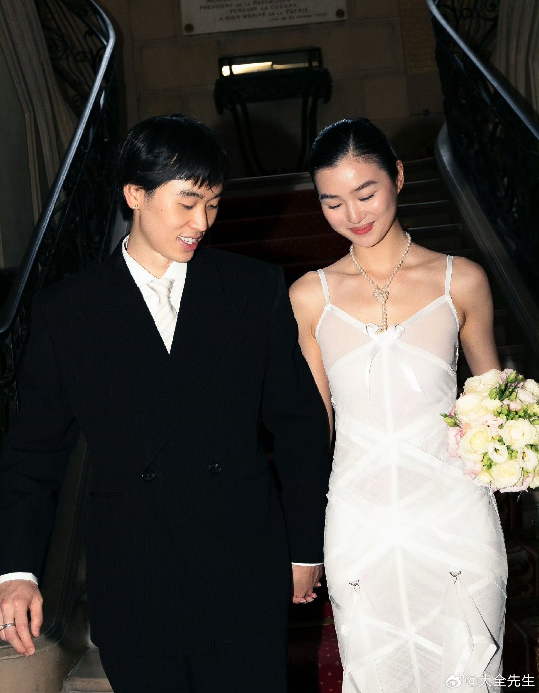 面相

男方主要印堂很好。

女方眉毛田宅很好，鼻顺，下巴兜得好看，有灵气。

祝福。

#陈瑜林子濠结婚# ​