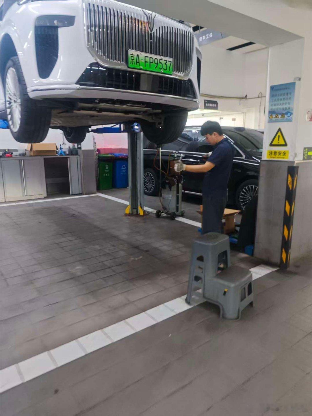 车子出现小故障后联系岚图售后，响应速度很快，很快预约到店检修。服务顾问认真倾听我描述的问题，和技师沟通后快速定位故障原因，清晰告知维修方案与工期。维修过程中会同步进度，有任何疑问都耐心解答。技师技术扎实，维修完成后多次复检确认。交付时车辆整洁，还贴心叮嘱用车注意事项。岚图售后团队 ​