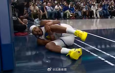 [伤心][伤心][伤心][伤心] ​​​​穆迪反击上篮重重摔到地板，膝...