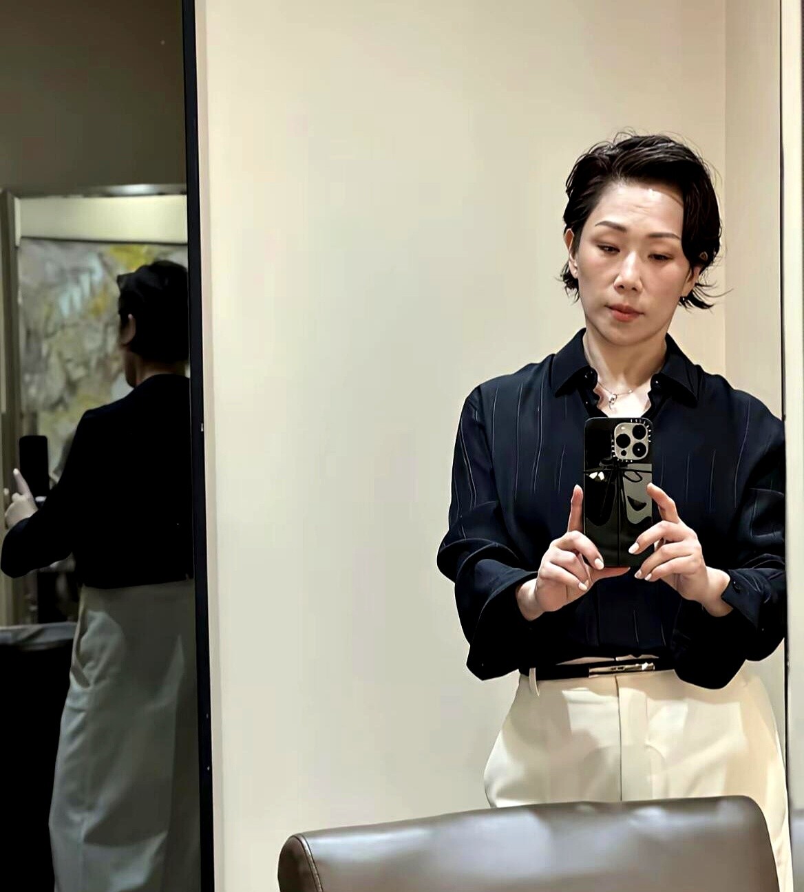 60岁不装嫩还能这么飒，林忆莲这身搭配确实绝了。

私底下暗纹衬衫配米白阔腿裤，走的是干练知性路线；一上舞台，顶着一头利落短发，黑色长款西装斗篷沉稳，亮银不规则套装吸睛，完全把控全场。

不遮掩年纪，也不靠硬凹少女感，这种自然沉淀出的松弛力量感，比那些硬装年轻的穿搭高明太多了吧？