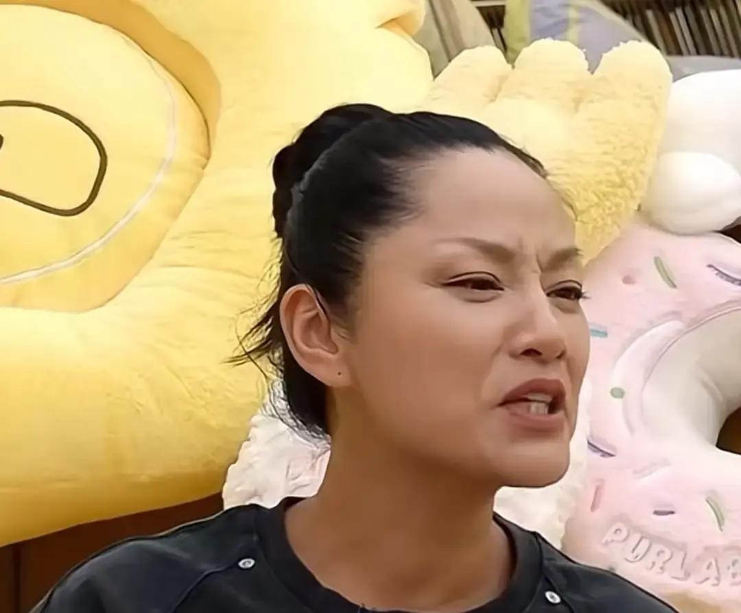 麻将桌上最能看出人情世故

那英攒了个局拉着几个姐妹打牌，瞿颖捏着马上就要赢的牌，手心里全是汗

一看对面点炮的人，她硬生生把到了嘴边的胡字咽了回去，宁可自己输也不敢赢这笔钱

因为对面坐着的正是王菲

最近57岁的王菲莫名上了热搜，起因就是瞿颖在节目里抖搂出了这段陈年旧事

对瞿颖来说王菲那是遥不