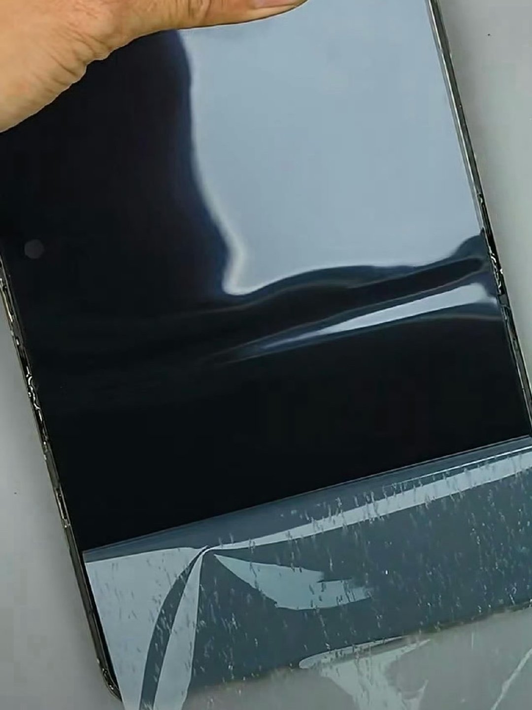 #iPhoneDuo直接冲还是等下一代#
你以为杨长顺撕的只是一张纳米纹理层？实则撕的是一张苹果的遮羞布，杨长顺拆机答案其实一目了然。

作为苹果首款折叠机型，内部结构偏保守，更无颠覆性黑科技，对比深耕多年的国产折叠，创新力度明显不足。再加上初代机型通病：大量App尚未出新手村，适配不完善，大屏大黑边问题突出，后续还要等待系统迭代优化。

向尝鲜的发烧友们致敬，普通用户(这个价位没有普通用户)真心没必要急着入手，耐心等创二代。