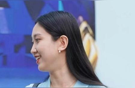 街拍里的这位小姐姐，穿着浅蓝色针织连衣裙，配凉鞋，气质清新又好看，很适...