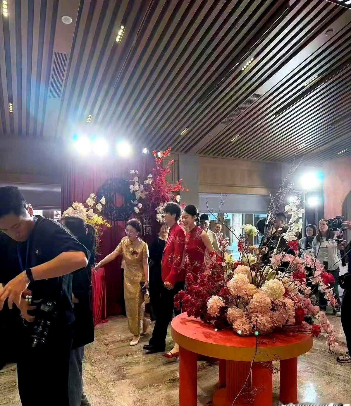 相差14岁，追星追到把偶像变成合法丈夫，这剧本连编剧都不敢这么写。

许嵩和冯禧官宣结婚了，连婚礼现场照都甩了出来。从当年两人在综艺里同框，到被拍到同回住处，这四年他们悄无声息把大事全办了。

那个从不上综艺的音乐才子，硬是为了陪女友连唱五首歌。跨年夜一句“会考虑结婚”，原来早就埋了伏笔。前阵子许嵩
