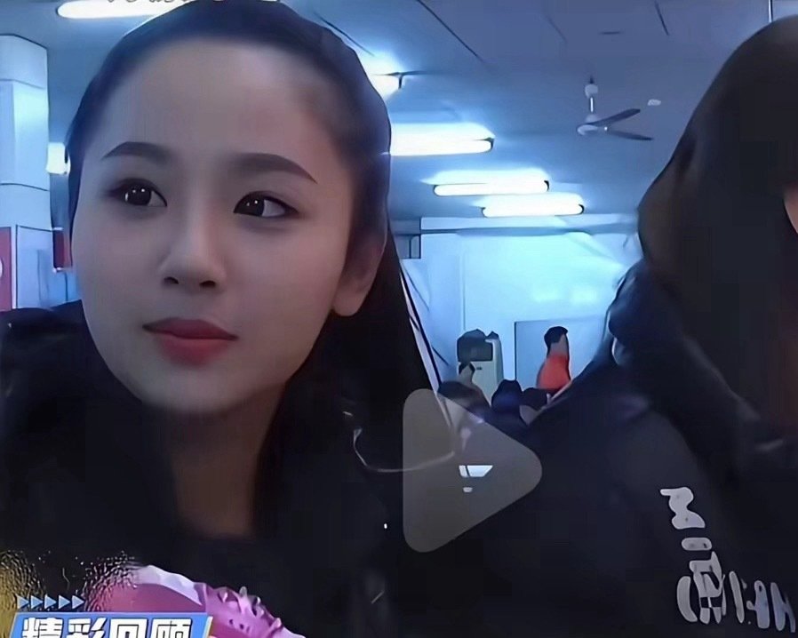 刷到杨紫大学时期的采访视频，真的有被狠狠惊艳到了!宋丹丹曾说她的外形不适合娱乐圈，
​但，我看大学时期的她长的也不差呀，
尤其是那双眼睛水灵灵的，很灵动。
和采访的工作人员互动也很活泼可爱。 ​