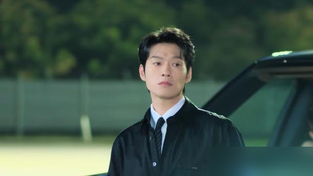 魏大勋这衬衫叠夹克，CCTV-8硬是穿出了收视第一，还顺手干到Netflix巴西榜首。
叶信之出场十分钟，优酷角色热度破三亿，直接刷新历史纪录。靠什么？36岁，肩宽腰细，没一丝赘肉。央视镜头怼脸拍，状态稳得不像话。
剧一上线，豆瓣实时热门榜第一，热度干到1177万。夸的骂的都有，但节奏快、职场不