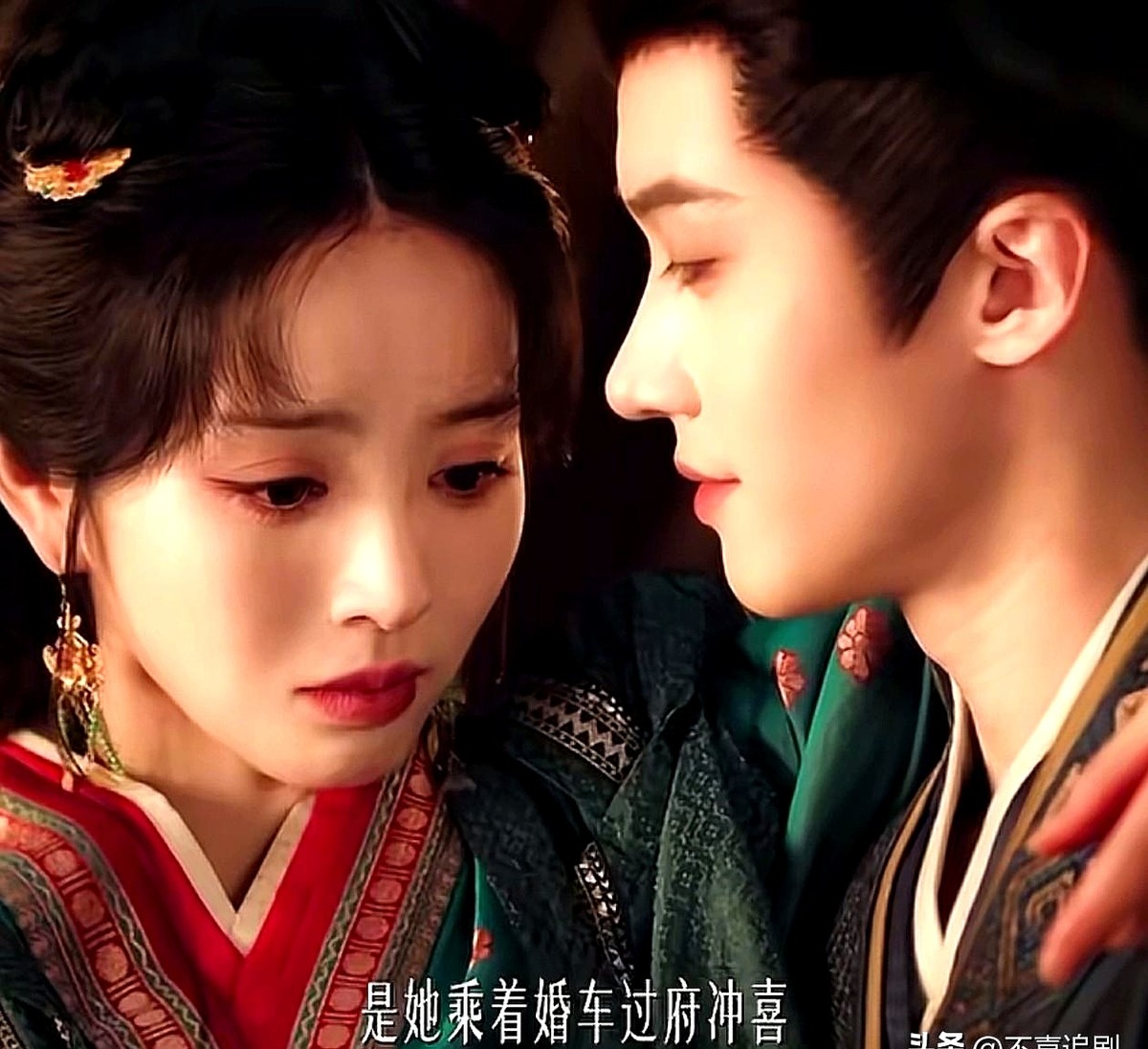 全家老小全认错，唯独他一眼分清真假妻子。

《嫁金钗》里陆濯甩开蛇蝎心肠的君黛、直奔魏娆这幕太解气。母亲、祖母、外祖母全被那张相似的脸骗过，只有陆濯一次都没认错过。

一个打过胜仗的少年权臣，天天同床共枕，怎么可能分不清嚣张表象下的枕边人？他当众撂下狠话：无论如何魏娆都是我的妻子。

至于在背后使手