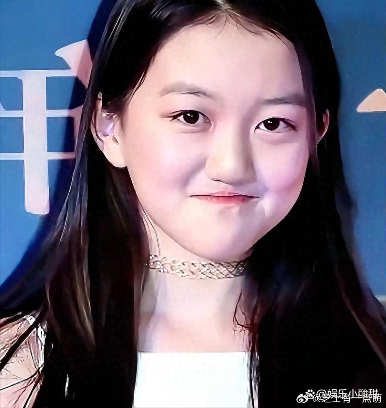 李嫣现身阿那亚！素颜黑长直太嫩，与宋妍霏同框抢眼 ​
