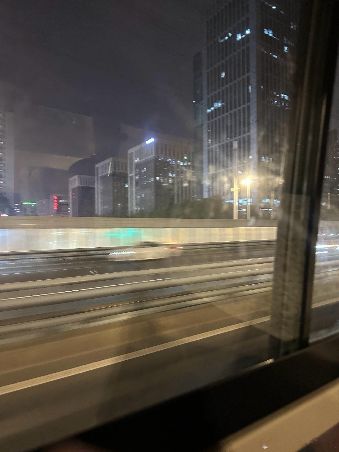 国培 我恨你 大晚上把我弄来就算了 还堵车[泪] 长沙到底有没有哪一天不堵车啊！！！ ​