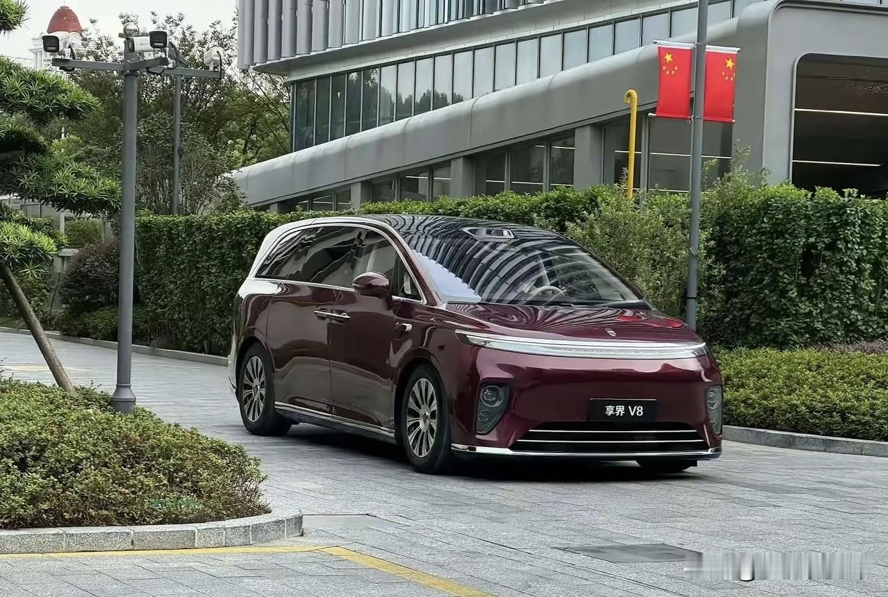 享界v8预售32.98万起
纯电续航挺猛
v8造型比智界v9平易近人些，更适合家用