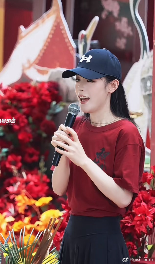 #陈丽君戏曲顶流的线下号召力# 
bs 越剧演员陈丽君首部大女主剧《祝姑娘》今日横店开机，数千粉丝到场应援，现场规模堪比大型演唱会。 ​