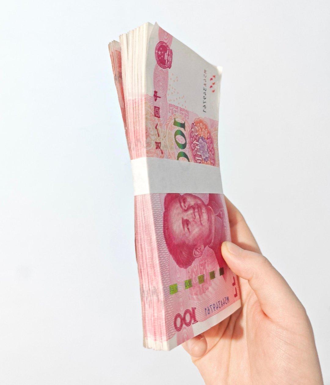 税前月薪1万在中国确实超过了绝大多数就业者，但它更多是统计意义上的“少数派”，而非生活体验上的“富裕线”。 一、全国真实排位：金字塔上端- 数据支撑：2025年全国城镇私营单位就业人员月均工资约596