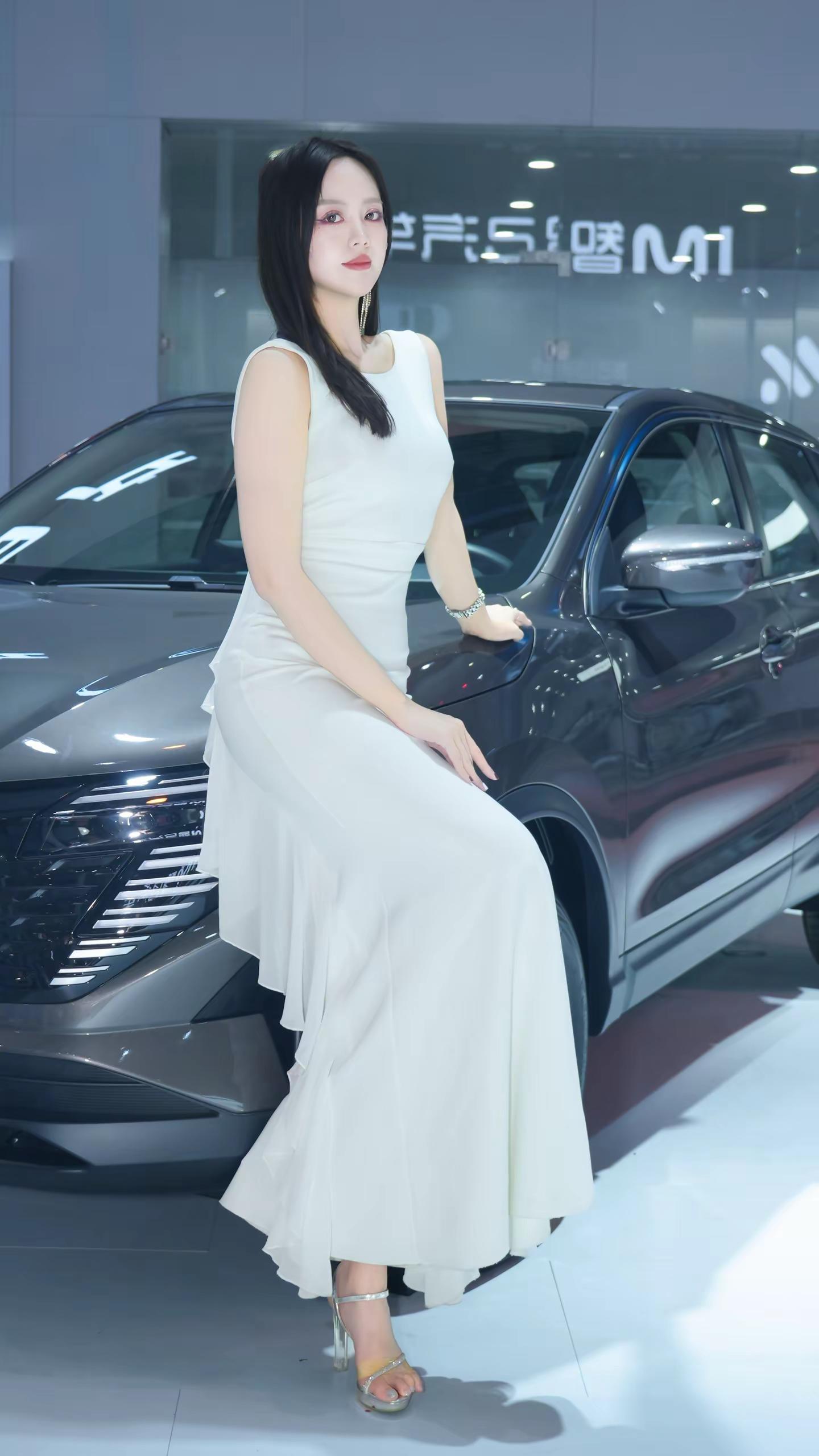 车模秀小姐姐模特图。