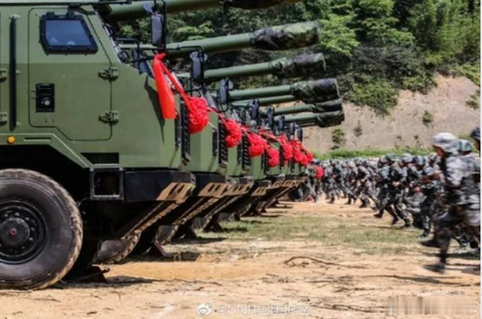 印媒：中国3000门自行火炮，印度仅100门，近30倍差距敲响警钟

2026年8月16日，据印度《印度国防研究局》（Indian Defence Research Wing）文章报道，中印自行火炮数量相差近30倍：一场即将到来的地面火力危机。

中印两国在自行火炮领域的数量差距已扩大至接近30倍——中国拥有约2900至3000门各型自行 ​